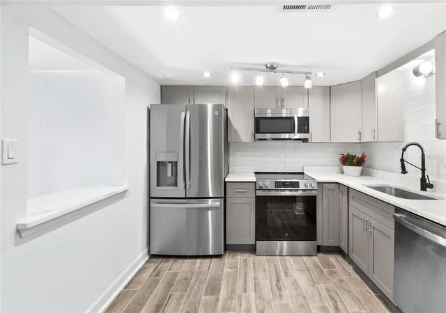 5th image of 505 Plaza Seville Ct #9, Treasure Island, FL 33706 | MLS# TB8538435