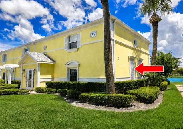 Listing Photo 4 - Condo for sale in building located at 118 Pompano Dr Se, St. Petersburg, FL 33705 - Unit #B