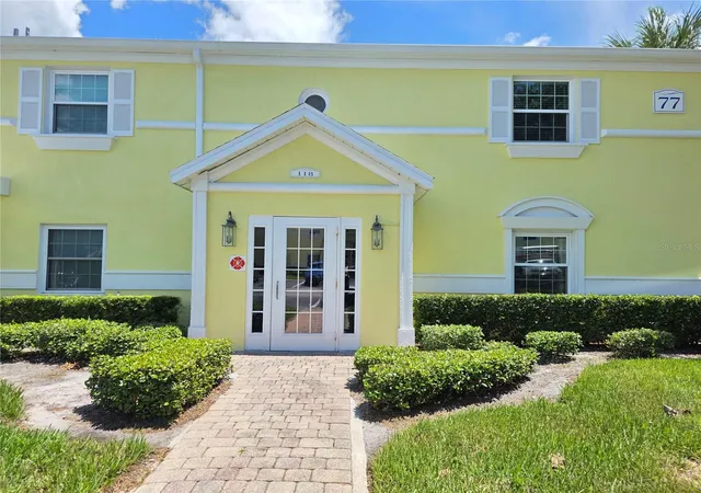 Listing Photo 2 - Condo for sale in building located at 118 Pompano Dr Se, St. Petersburg, FL 33705 - Unit #B