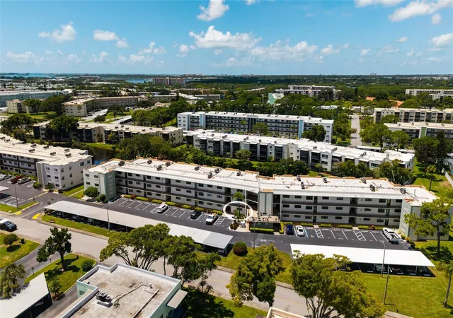 4th image of 5980Th Ter Park Dr N, ST PETERSBURG, FL 33709