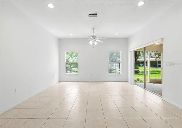 5th image of 11117 Kapok Grand Cir, Saint Petersburg, FL 33708 | MLS# TB8538542
