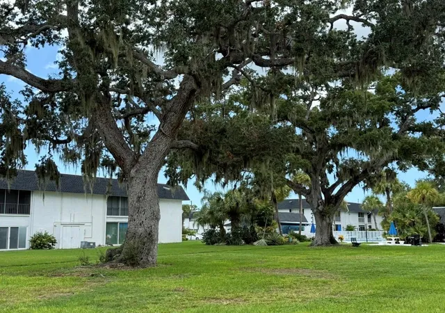 2nd image of 105 47Th Ave Dr W, BRADENTON, FL 34207