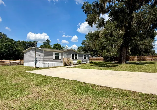 1st image of 11057 Se 132nd Pl, Ocklawaha, FL 32179 | MLS# R4911816