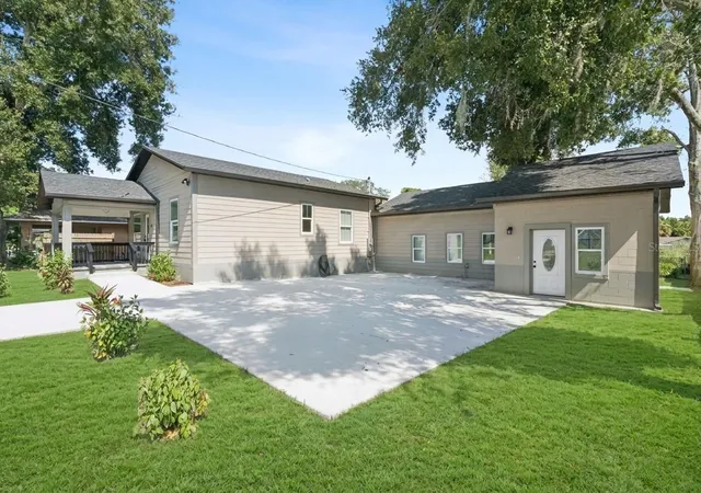 Photo 2 of Single family home for sale at 207 Avenue E Se, Winter Haven, FL 33880 | MLS# L4964280 | Listing updated on 2026-08-27