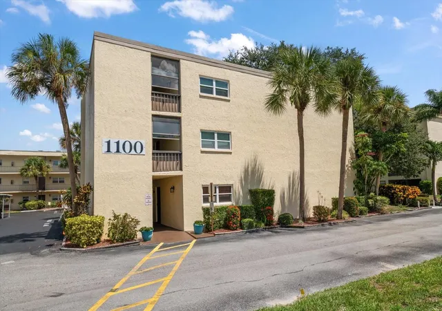 Photo 2 of Condo for sale at 11485 Oakhurst Rd #1100-304, Largo, FL 33774 | MLS# TB8538876 | Listing updated on 2026-10-08