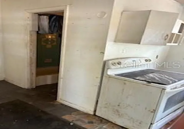 Listing Photo 2 - Condo for sale in building located at 1401 E 24th Ave, TAMPA, FL 33605 - Unit #