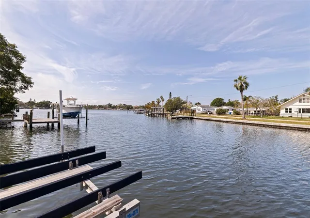 Photo 4 of Single family home for sale at 3931 Pompano Dr SE, Saint Petersburg, FL 33705 | MLS# TB8538980 | Listing updated on 2026-10-22