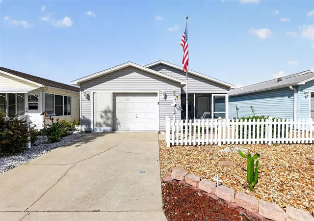 image of 214 Montoya Dr, Lady Lake, FL 32159 | MLS# G5116509