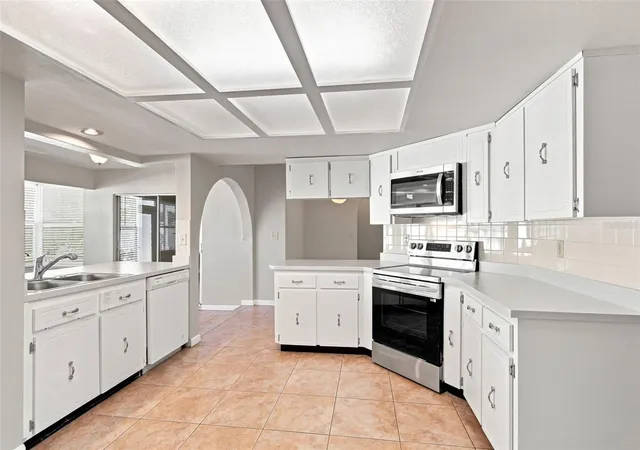 4th image of 527 Wayfarer Dr, Tarpon Springs, FL 34689 | MLS# TB8539206
