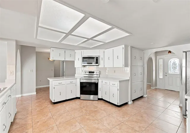 5th image of 527 Wayfarer Dr, Tarpon Springs, FL 34689 | MLS# TB8539206