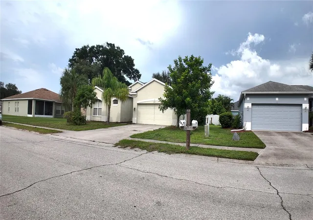 1st image of 207 39th St E, Bradenton, FL 34208 | MLS# A4703124