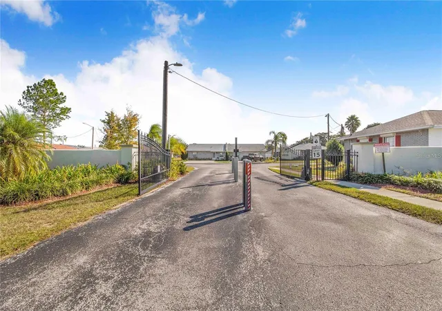 Listing Photo 5 - Condo for sale in building located at 1413 Thousand Roses Dr S, LAKE WALES, FL 33853