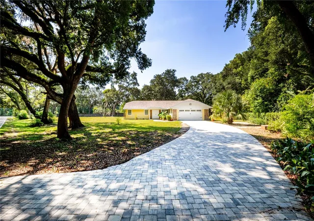 Photo 3 of Single family home for sale at 7838 Sloewood Dr, Mount Dora, FL 32757 | MLS# O6434032 | Listing updated on 2026-10-06
