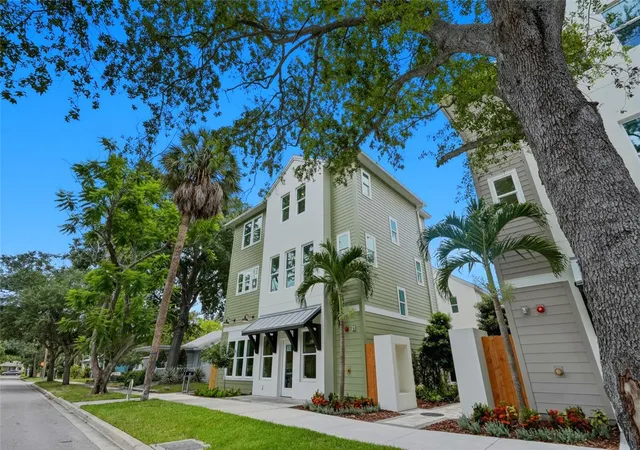 Listing Photo 3 - Condo for sale in building located at 2540 1st Ave N, Saint Petersburg, FL 33713