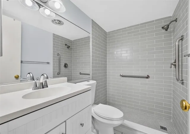 Listing Photo 4 - Condo for sale in building located at 138 36Th Ave N, St. Petersburg, FL 33704 - Unit #208 W
