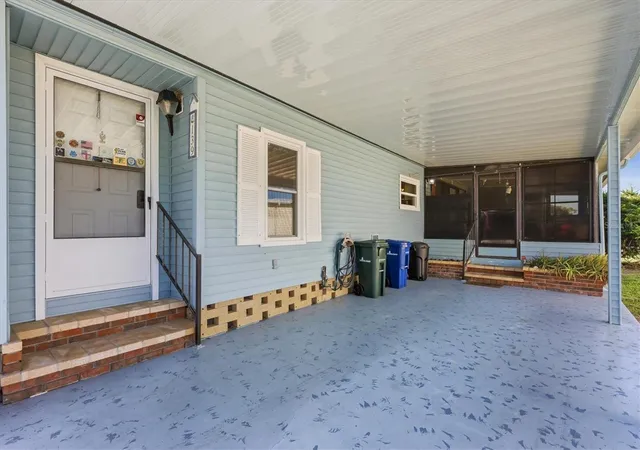 5th image of 139 N Fiji Cir, Englewood, FL 34223 | MLS# D6148439