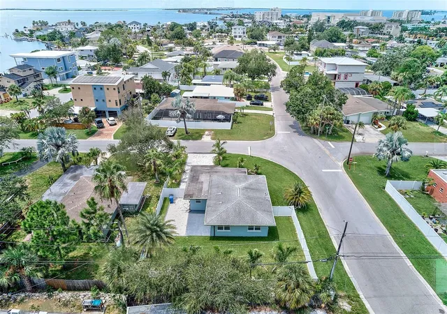 4th image of 2425 Baywood Dr E, Dunedin, FL 34698 | MLS# TB8539560