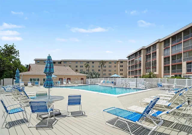 3rd image of 4023 Lake Bayshore Dr, BRADENTON, FL 34205