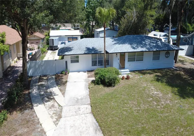 Photo 3 of Single family home for sale at 925 E 10th Avenue, Mount Dora, FL 32757 | MLS# O6434268 | Listing updated on 2026-09-17