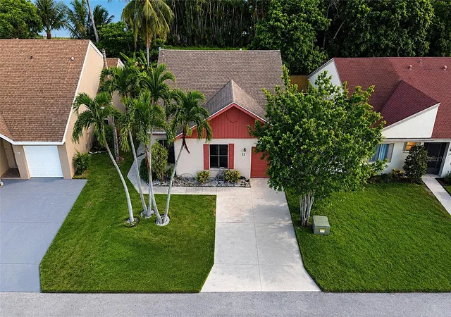 Photo 1 of Single family home for sale at 33 Peachtree Pl, Boynton Beach, FL 33436 | MLS# TB8539764 | Listing updated on 2026-10-20