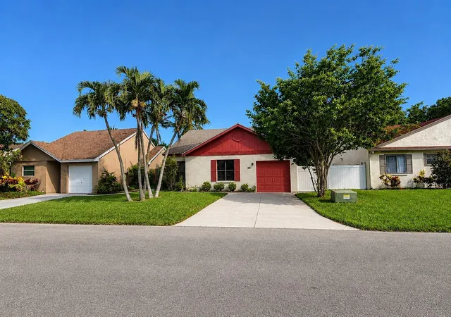 Photo 2 of Single family home for sale at 33 Peachtree Pl, Boynton Beach, FL 33436 | MLS# TB8539764 | Listing updated on 2026-10-20