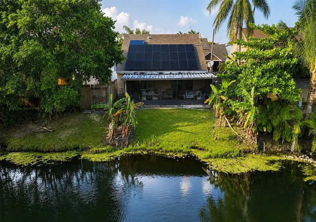 Photo 3 of Single family home for sale at 33 Peachtree Pl, Boynton Beach, FL 33436 | MLS# TB8539764 | Listing updated on 2026-10-20