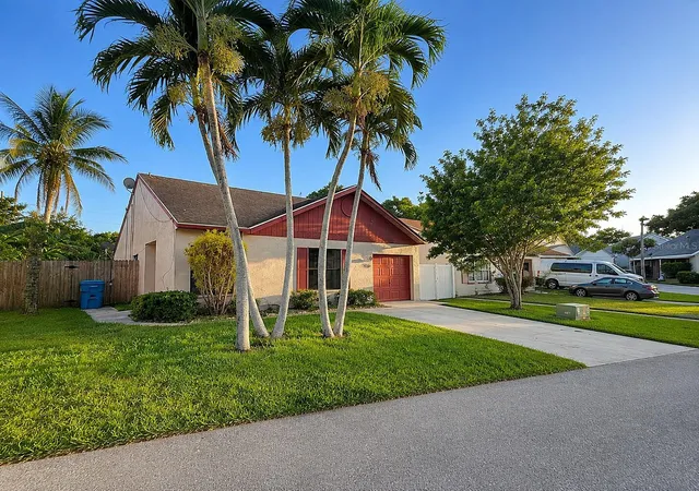 Photo 3 of Single family home for sale at 33 Peachtree Pl, Boynton Beach, FL 33436 | MLS# TB8539764 | Listing updated on 2026-10-20