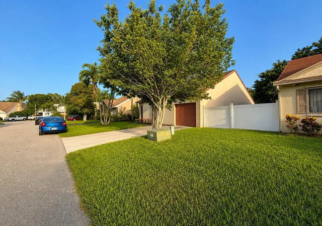 Photo 4 of Single family home for sale at 33 Peachtree Pl, Boynton Beach, FL 33436 | MLS# TB8539764 | Listing updated on 2026-10-20