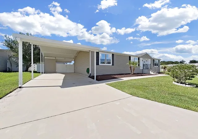 Photo 4 of Manufactured home for sale at 490 Lindsey Dr, Lakeland, FL 33809 | MLS# P4939623 | Listing updated on 2026-10-16