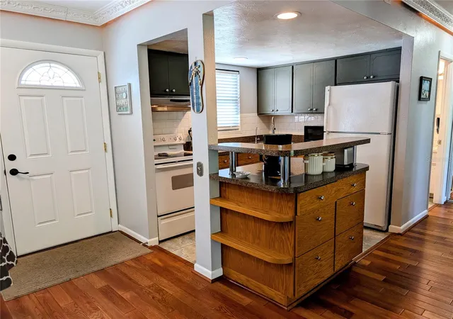 3rd image of 1531 Leisure Dr #F-3, Bradenton, FL 34207 | MLS# A4703328