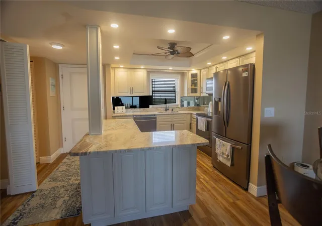 Photo 3 of Condo for sale at 4525 Cove Cir #1107, Saint Petersburg, FL 33708 | MLS# A4703335 | Listing updated on 2026-08-20