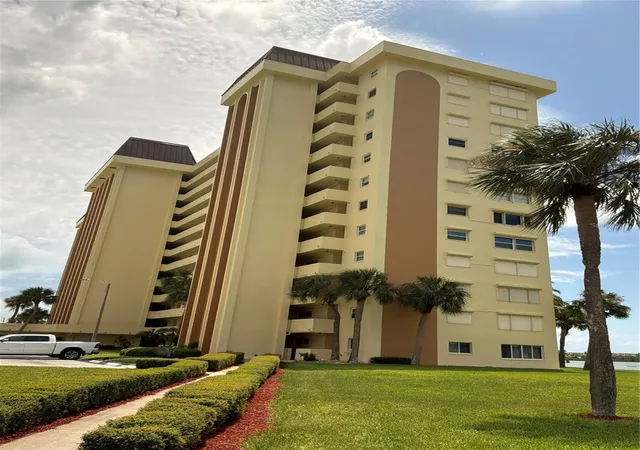 Listing Photo 2 - Condo for sale in building located at 4525 Cvs Cir, St. Petersburg, FL 33708 - Unit #1107