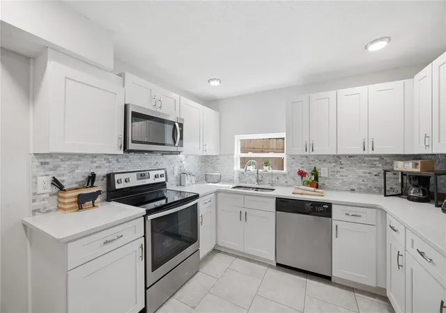5th image of 2350 Valley Dr, Apopka, FL 32703 | MLS# O6434601