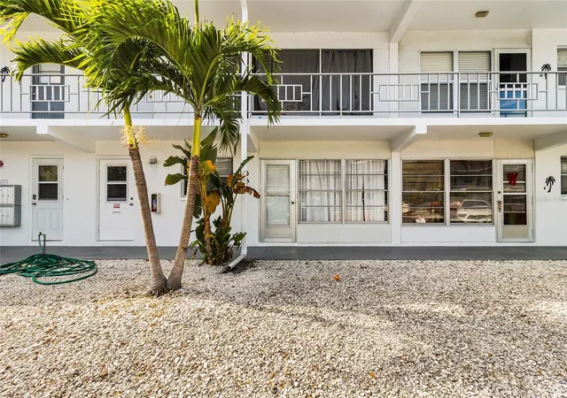 2nd image of 1221 Drew St #B3, Clearwater, FL 33755 | MLS# TB8540076