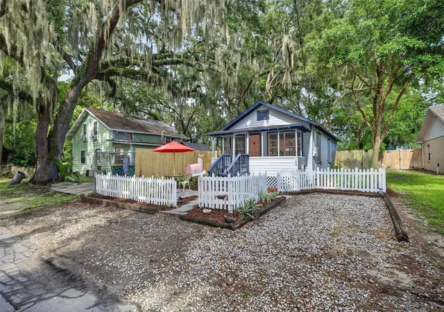 2nd image of 140 N Johns St, Mount Dora, FL 32757 | MLS# O6434635