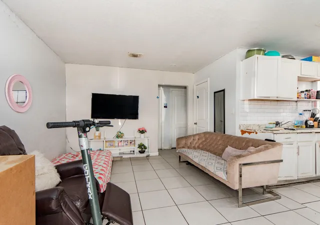 3rd image of 2532 W Walnut St, Tampa, FL 33607 | MLS# TB8540156