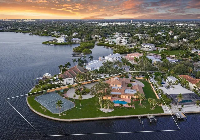 Photo 3 of Single family home for sale at 1136 N Lake Shore Dr, Sarasota, FL 34231 | MLS# A4703378 | Listing updated on 2026-08-20