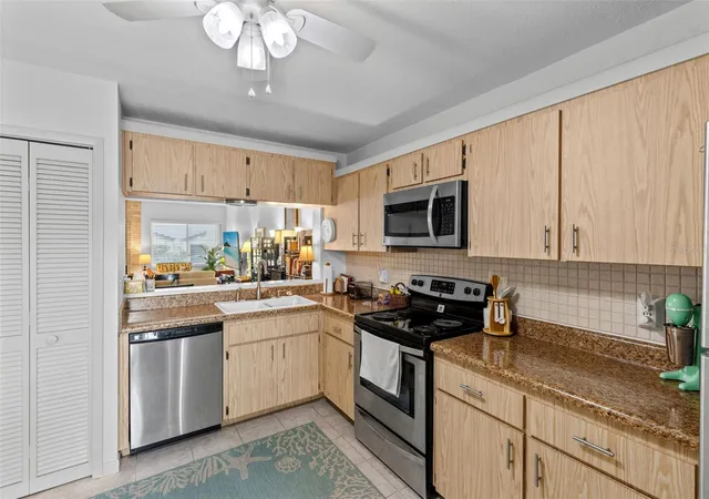 5th image of 11 Escondido Cir, ALTAMONTE SPRINGS, FL 32701