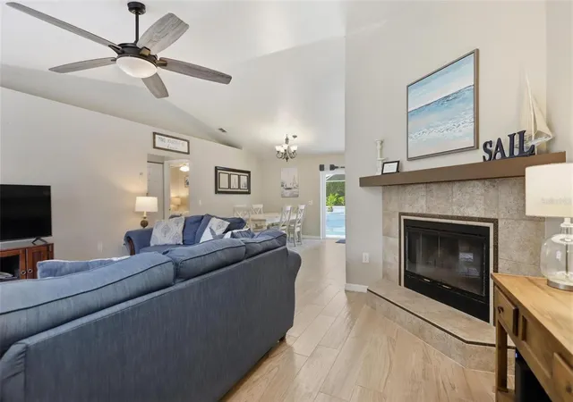 3rd image of 1085 E Wisconsin Ave, Deland, FL 32724 | MLS# V4950806