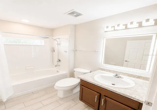 Photo 5 of Single family home for sale at 352 Blue Lake Cir, Kissimmee, FL 34758 | MLS# O6434741 | Listing updated on 2026-08-27