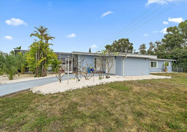 2nd image of 217 46th St W, Bradenton, FL 34209 | MLS# A4703441