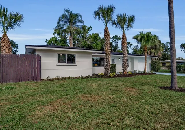 3rd image of 2769 Wisteria Pl, Sarasota, FL 34239 | MLS# A4703452