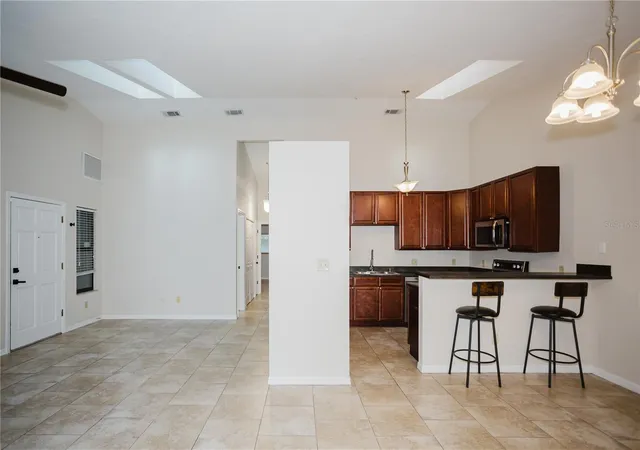 5th image of 3915 Nw 7Th Pl, Gainesville, FL 32607 | MLS# GC542866