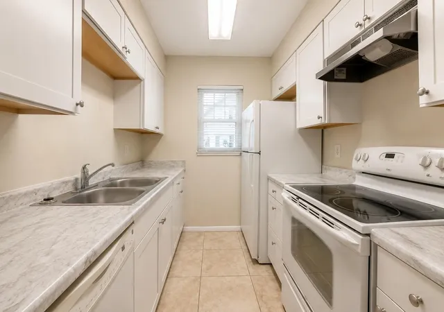3rd image of 828 Sky Lake Cir, ORLANDO, FL 32809