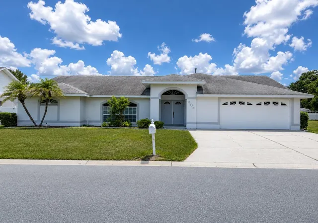 Photo 1 of Single family home for sale at 204 Lake Mariam Ct, Winter Haven, FL 33884 | MLS# L4964640 | Listing updated on 2026-09-01