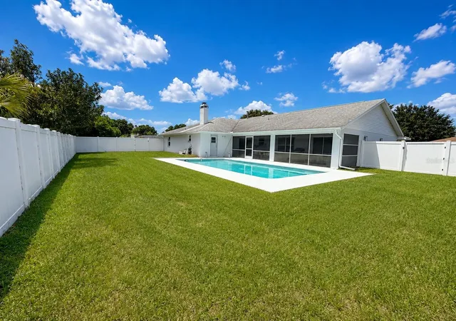 Photo 3 of Single family home for sale at 204 Lake Mariam Ct, Winter Haven, FL 33884 | MLS# L4964640 | Listing updated on 2026-09-01