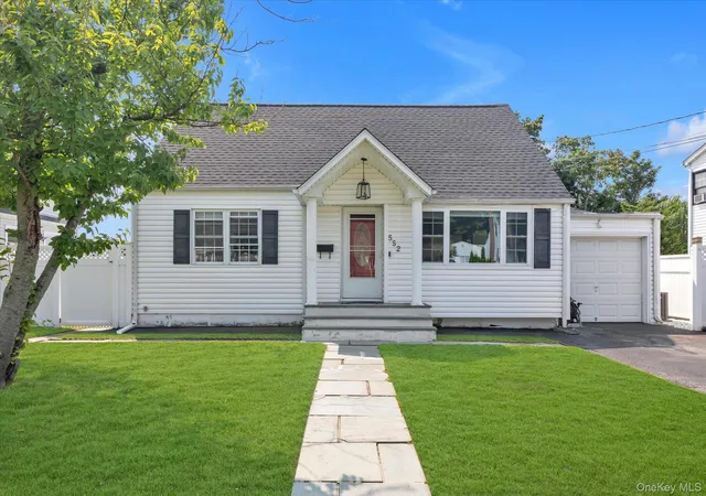 1st image of 552 18th St, West Babylon, NY 11704 | MLS# 1037120