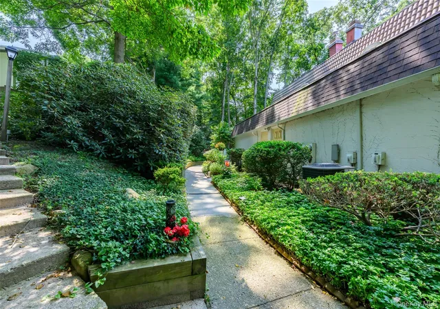 Listing Photo 4 - Condo for sale in building located at 297 Brettonwoods Dr, Brookhaven, NY 11727