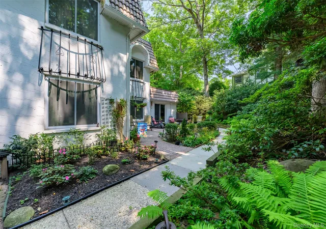 Listing Photo 5 - Condo for sale in building located at 297 Brettonwoods Dr, Brookhaven, NY 11727