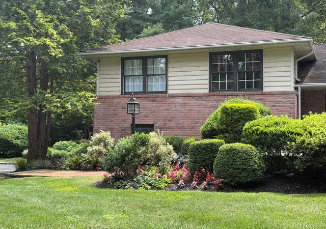 3rd image of 12 Robin Ln, Huntington, NY 11743 | MLS# 1038633